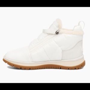 NWT in box UGG Lakesider Zip Puff White